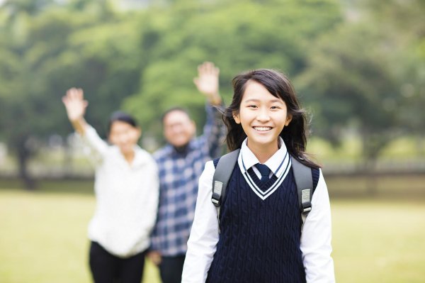 日斗配资 上初中后，上下学父母接送与不接送，背后深意大不一样